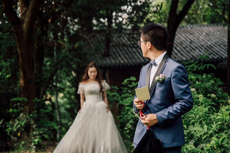 婚礼当天新郎穿几套？1套撑全场