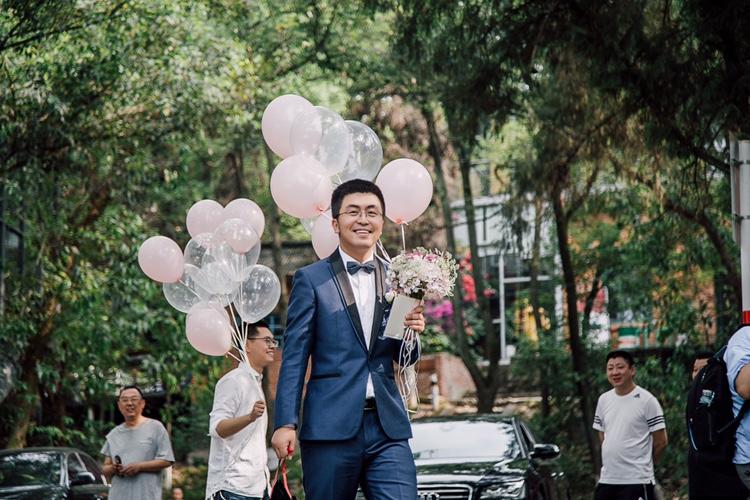 婚礼当天新郎穿几套？1套撑全场