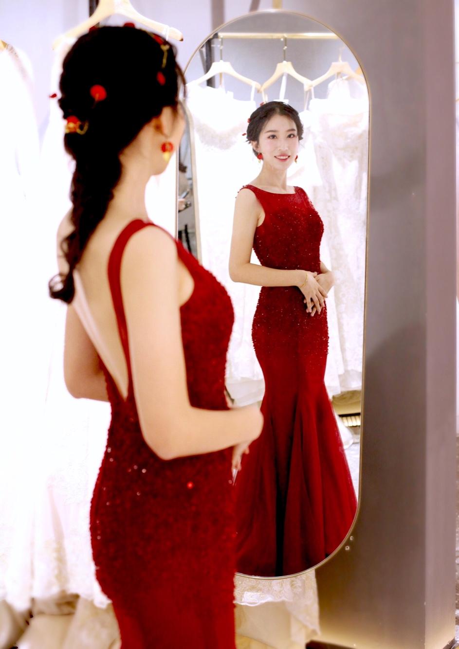 婚礼我就要吸人眼球！穿上这件敬酒服 惹火身材曲线太撩人