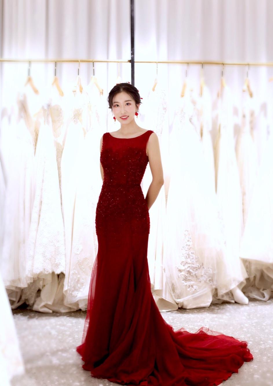 婚礼我就要吸人眼球！穿上这件敬酒服 惹火身材曲线太撩人