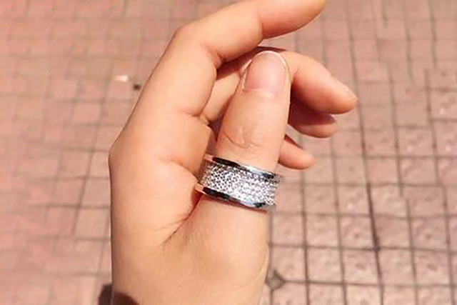 在中国将戒指戴在大拇指上面代表的意义是权力和财富,相信看过周润发