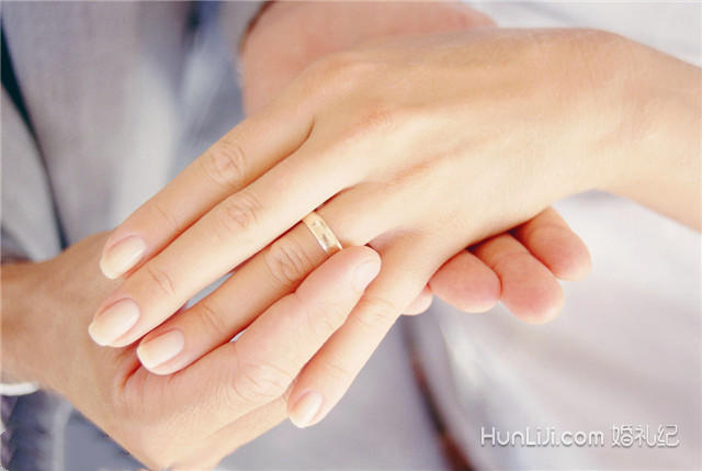 结婚攻略 结婚用品 结婚戒指 内容  2,婚戒戴在左手无名指上 按照西方