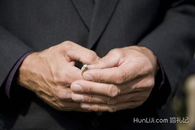2,食指 男生将戒指戴在食指上多表示自己的单身状态或是未婚状态.