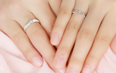 结婚戒指应该戴在哪个手上