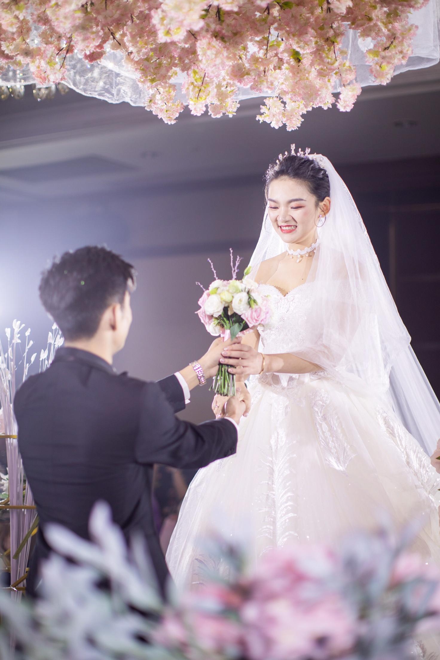 淘宝租龙凤褂性价比爆棚 大婚4套显瘦又时髦