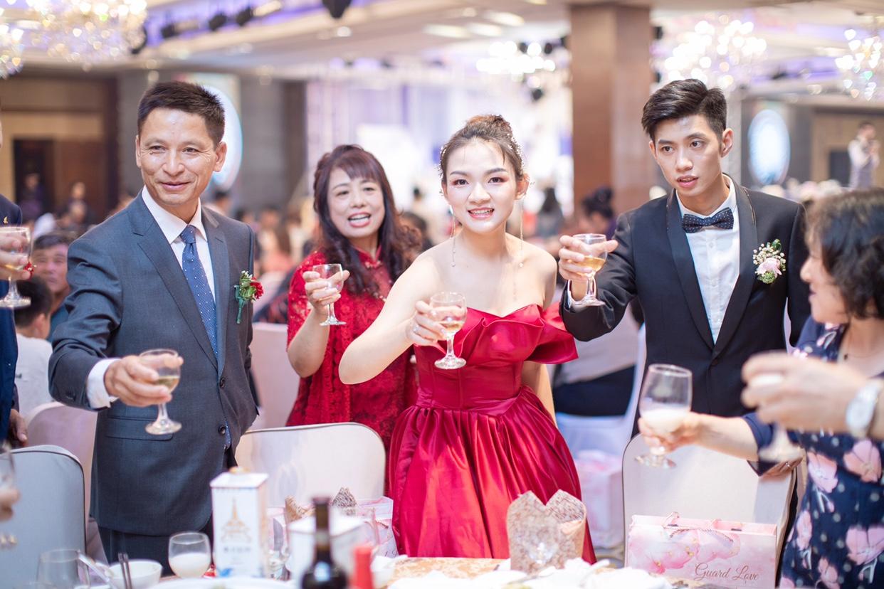 淘宝租龙凤褂性价比爆棚 大婚4套显瘦又时髦