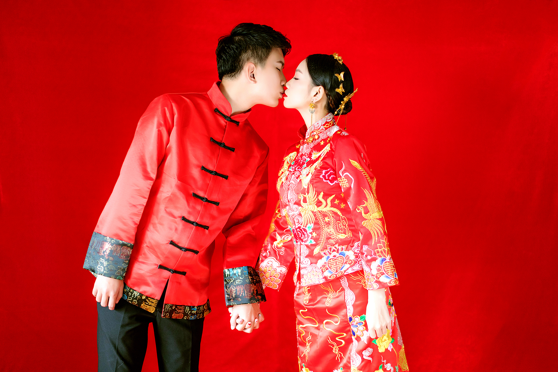 白色婚纱,中式秀禾服,黑色婚纱——婚纱照3套
