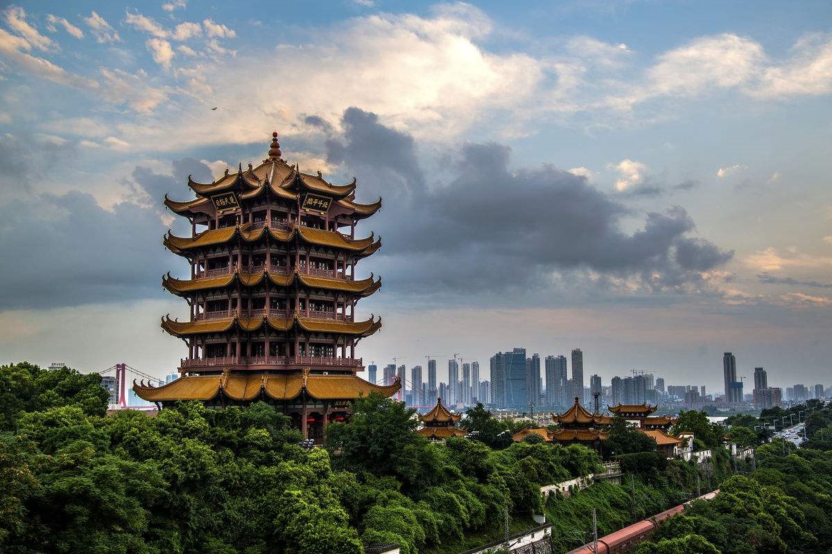 不论新人们以黄鹤楼为远景进行婚纱照的拍摄,还是登顶在黄鹤楼上拍摄