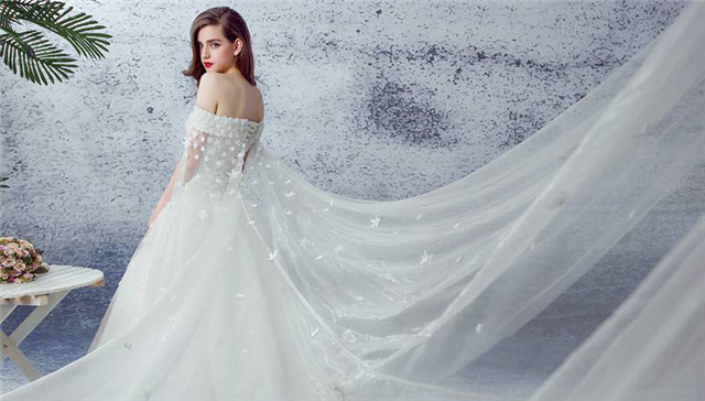 2018流行婚纱款式攻略：一字领婚纱vs薄纱领婚纱