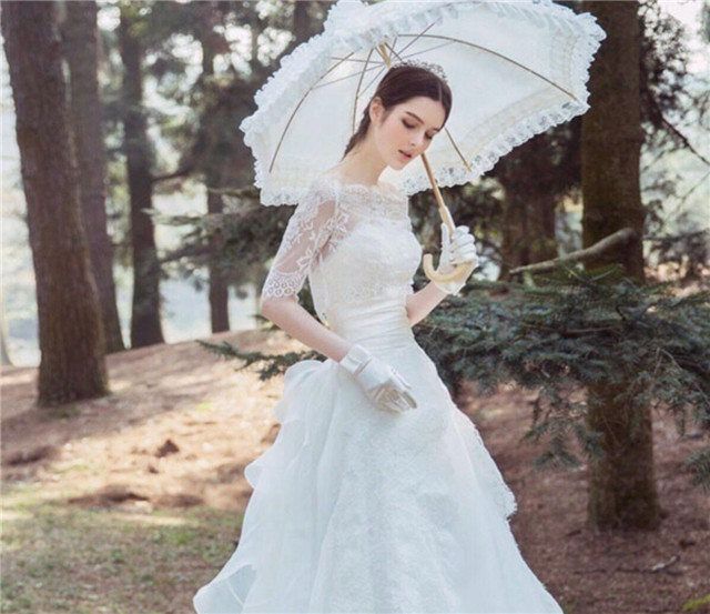 2018流行婚纱款式攻略：一字领婚纱vs薄纱领婚纱