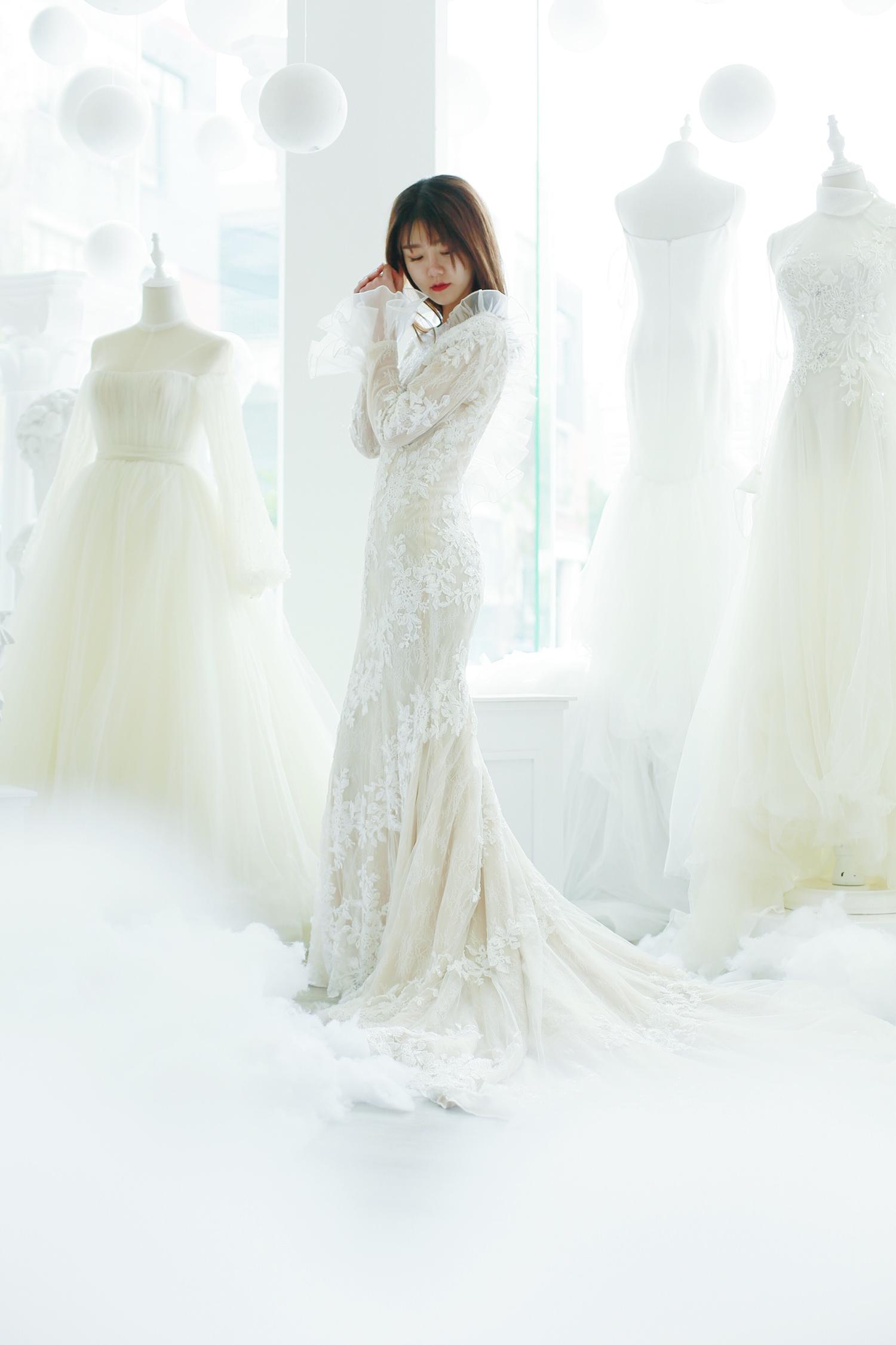 值！辛芷蕾同款发型+鱼尾纱=美 渐变婚纱堪称今冬最潮