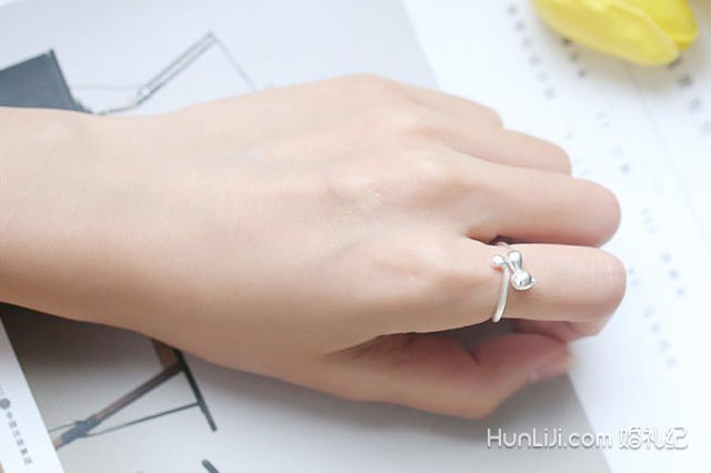 结婚攻略 婚礼时光 戒指戴法 内容  (1)左手小拇指戴戒指代表不婚主义