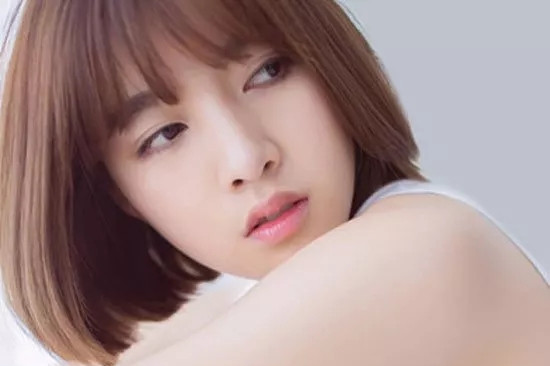 伴娘方脸适合什么发型