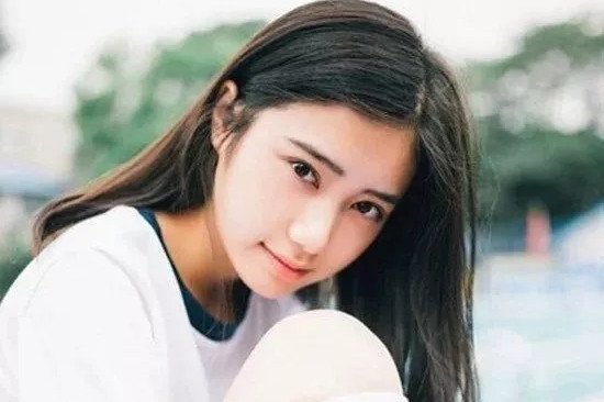 伴娘方脸适合什么发型