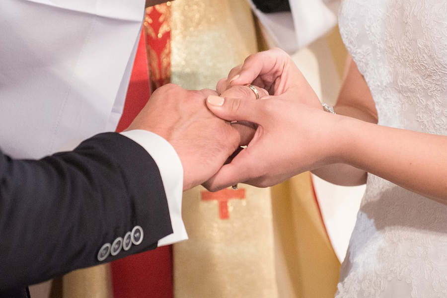 结婚攻略 结婚用品 珠宝首饰 文章详情  3,情侣对戒左右手互戴 依据