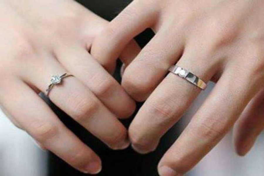 但是如果没有结婚还是尽量不要戴在左手无名指,可能会让