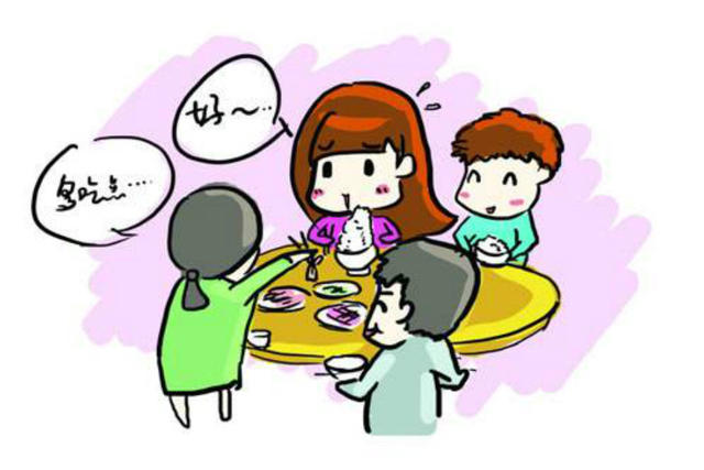 女生见家长在餐桌吃饭的漫画图