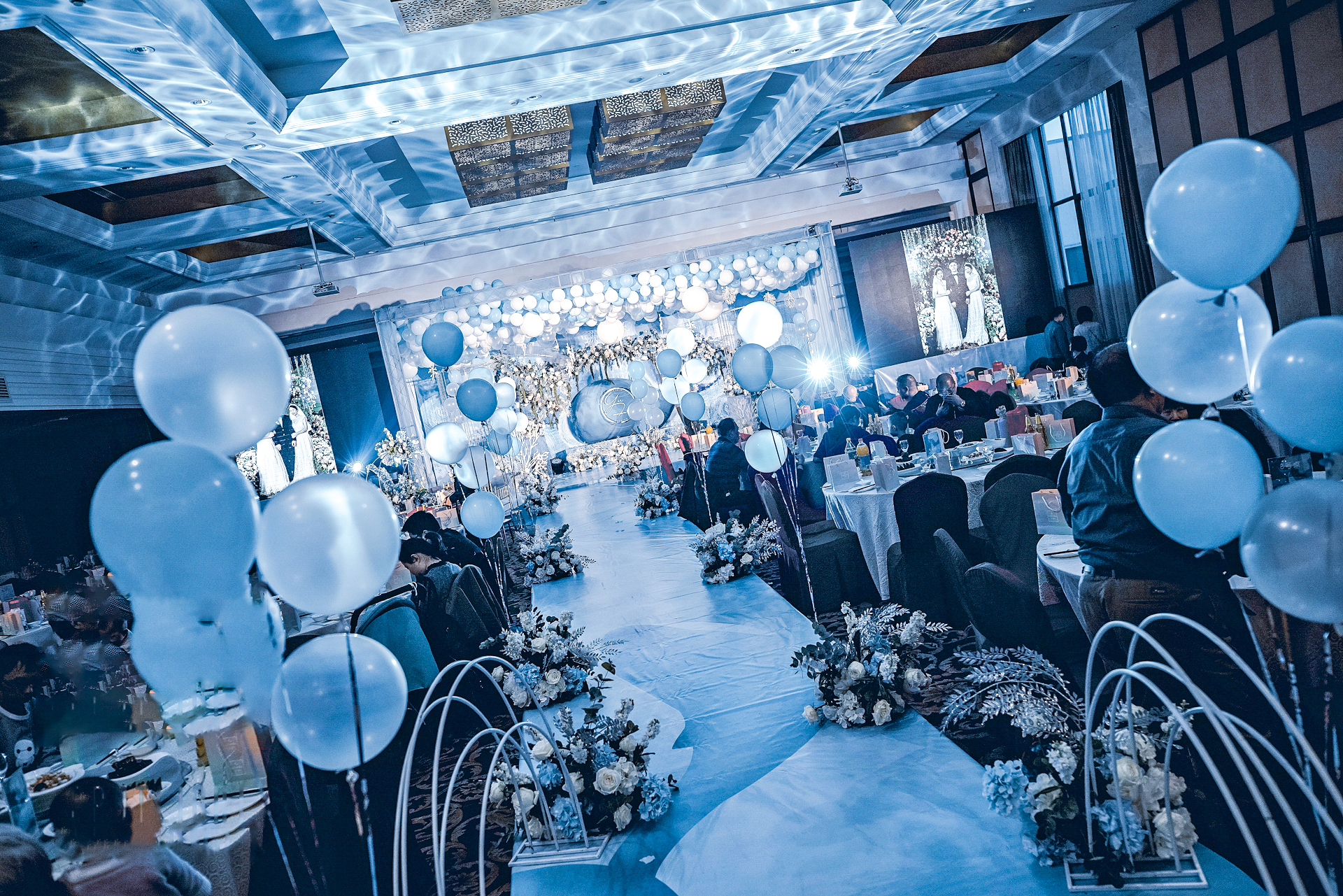 罗曼婚礼-浅蓝白色气球浪漫婚礼