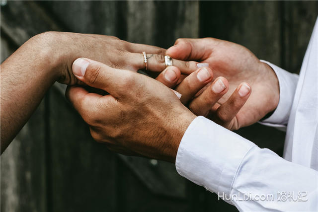 结婚攻略 结婚用品 钻戒 内容 3,国外情侣戒指戴法 与国内的佩戴手指