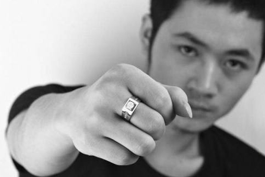 男生戒指戴中指是什么意思 另外男生的戒指戴法是怎样 婚礼纪