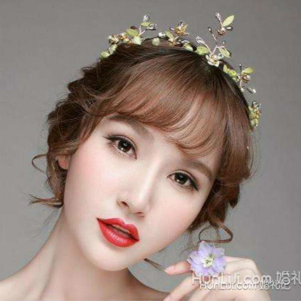 适合脸大新娘的婚纱发型