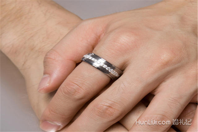 结婚攻略 婚礼时光 戒指戴法 内容 男生左手食指佩戴戒指,一般表示