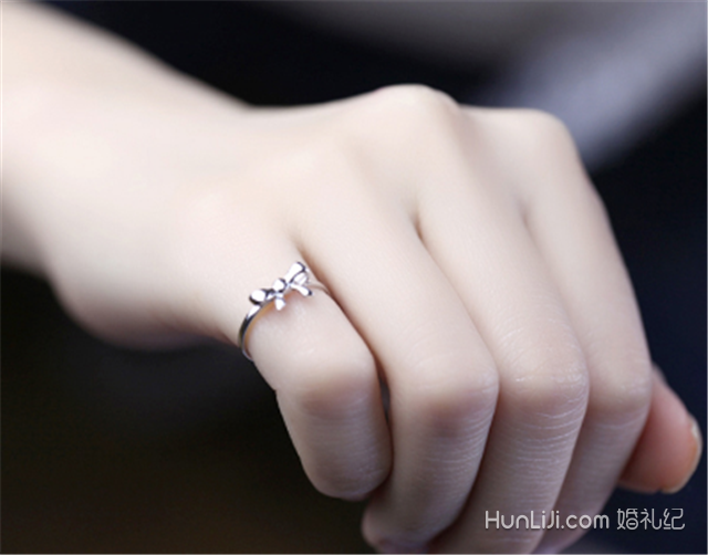 结婚攻略 结婚用品 钻戒 内容  右手小拇指戴戒指则表示女生目前单身