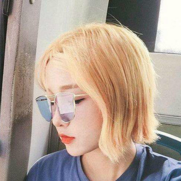 短头发拍婚纱照染啥颜色好看