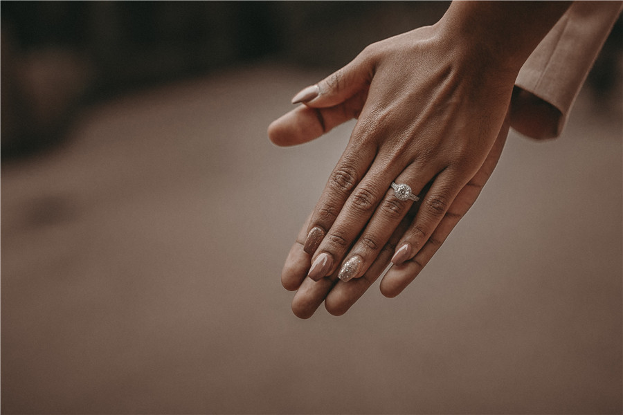 结婚戒指戴左手还是右手 白金戒指适合当婚戒吗