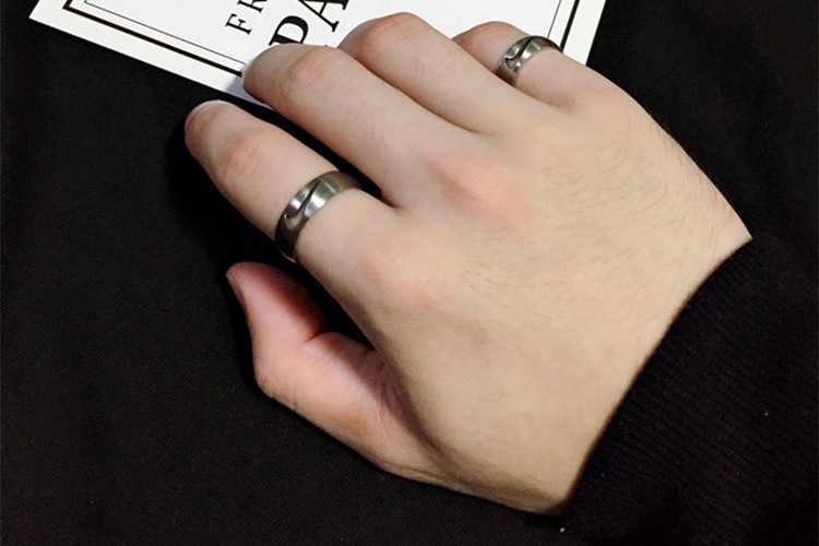 5, 小拇指 左手小拇指表示是不婚主逭者.