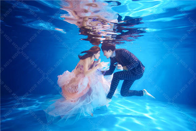 水下婚纱照怎么拍的