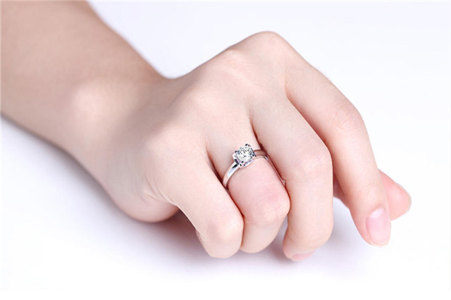 4,已经结婚:戴左手无名指 无名指是结婚戒指专属手