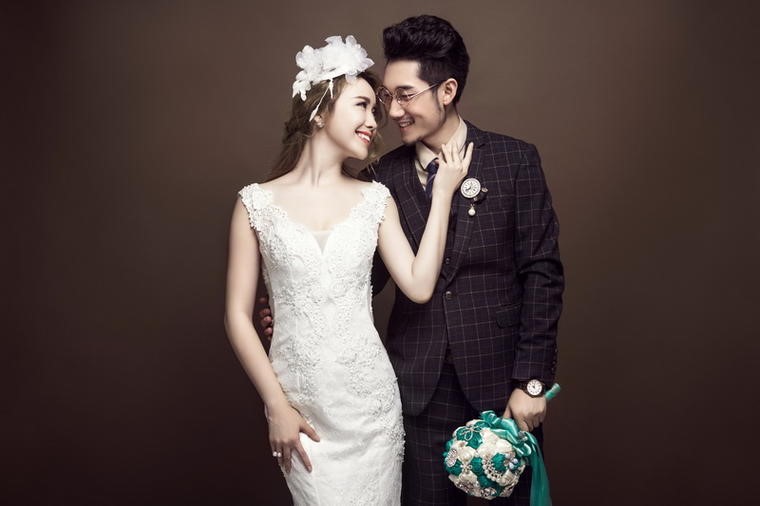 工作室拍婚纱照和影楼哪个好？