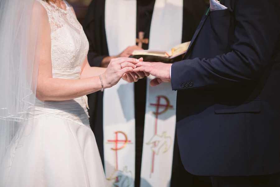 结婚戒指女生应该戴哪只手 婚戒你戴对了吗