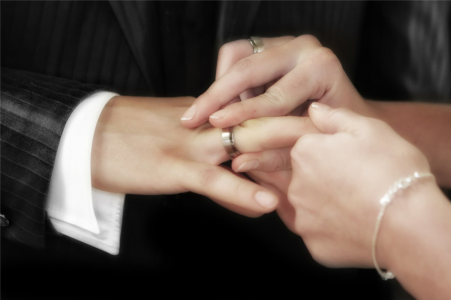 女生结婚戴戒指戴哪个手指