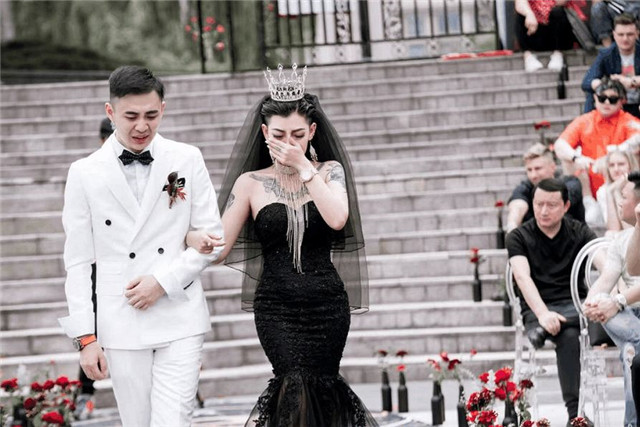 抖音短视频黑色婚纱新娘图片 黑婚纱的含义是什么