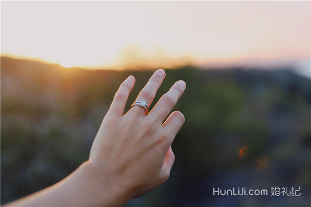 结婚攻略 婚礼时光 戒指戴法 文章详情  4,无名指戴戒指 左手无名指戴