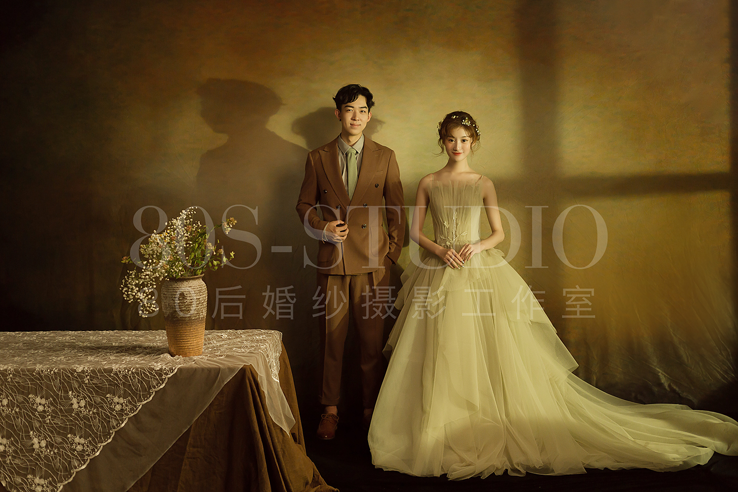 原创室内经典简约油画风婚纱照