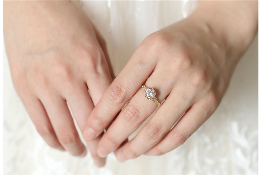 1,女生中指戴戒指女生戒指戴中指最为简单的理解,如下:一般来说,情侣