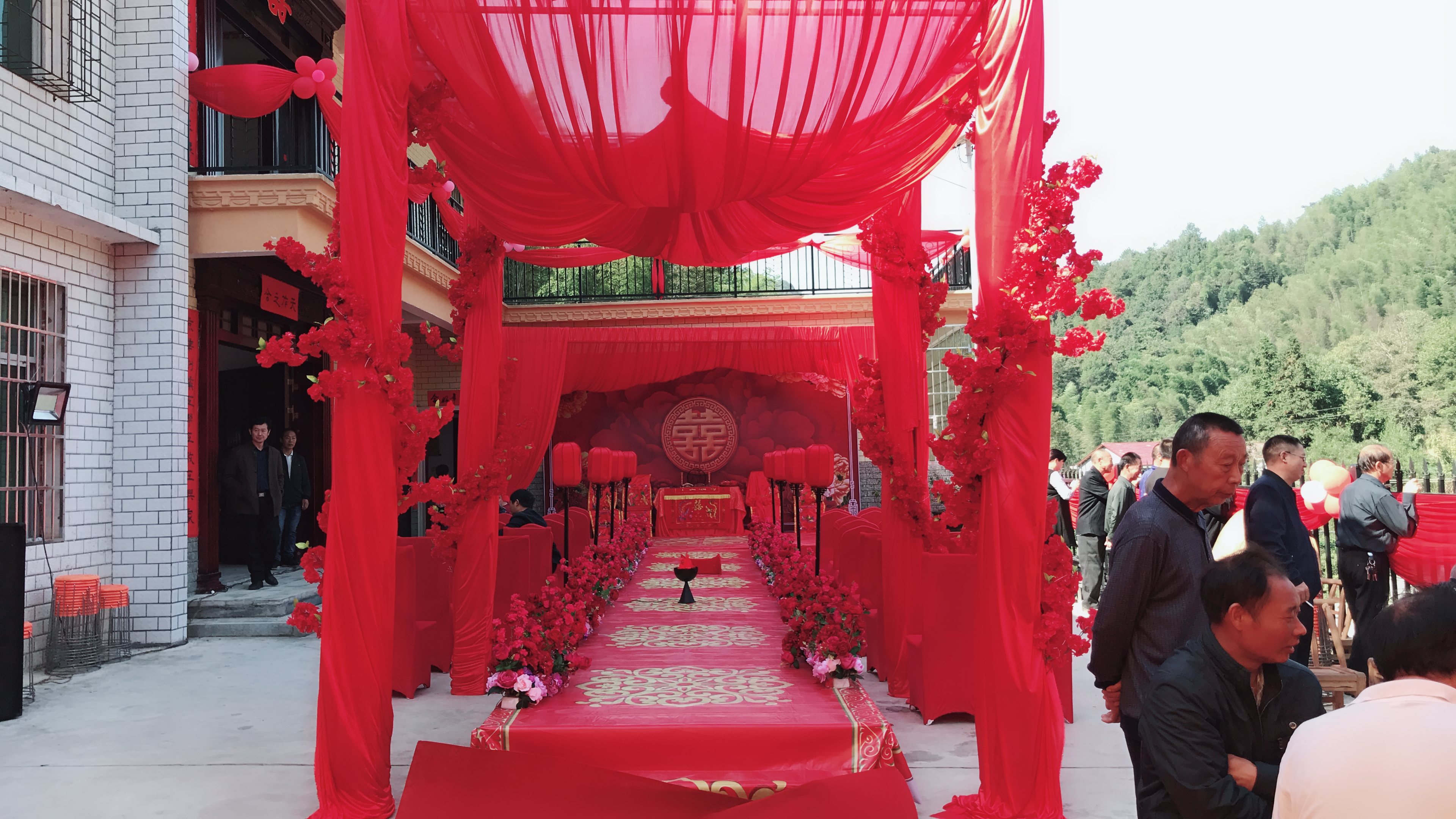 大型红色中式农村户外婚礼