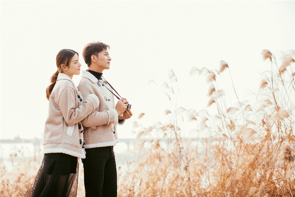 自然休闲情侣风婚纱照 芦苇