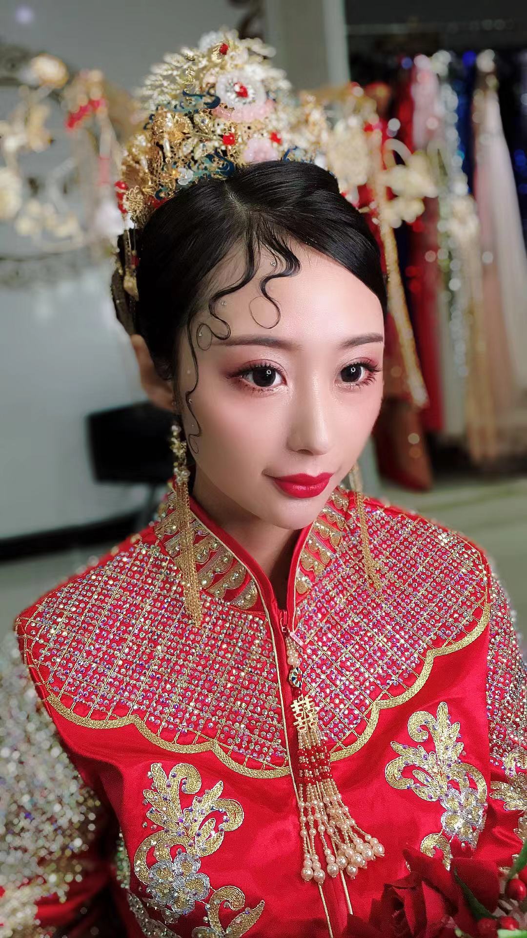 服装说明 超级流行的星空白纱 每位女孩都无法拒绝  盘金绣的秀禾服