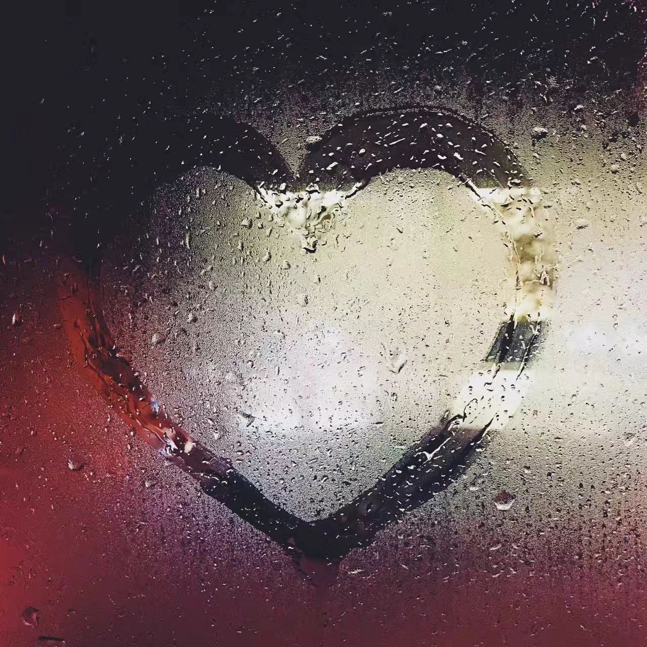 雨天在玻璃上画下的爱心