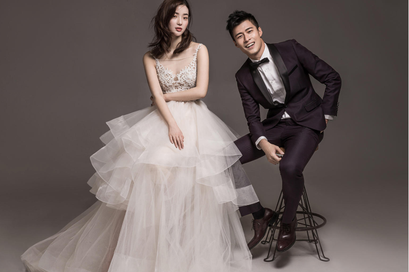 韩式婚纱照是经典高雅风的鲜明代表,这种婚纱照严肃中不失活泼,端庄却