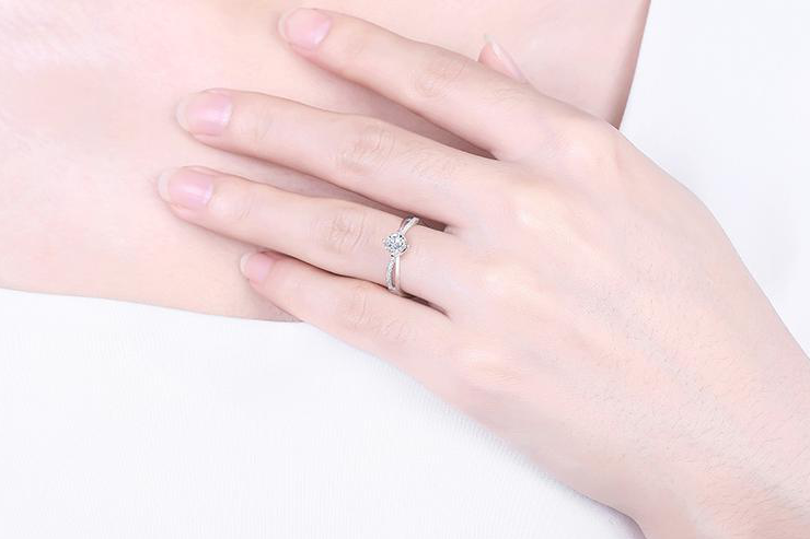 1,梵尼洛芙--瑟斯18k金钻石戒指梵尼洛芙瑟斯系列采用六爪经典镶嵌