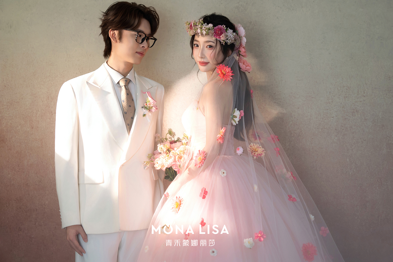 浪漫内景花园婚纱照｜粉色花朵婚纱中的幻想