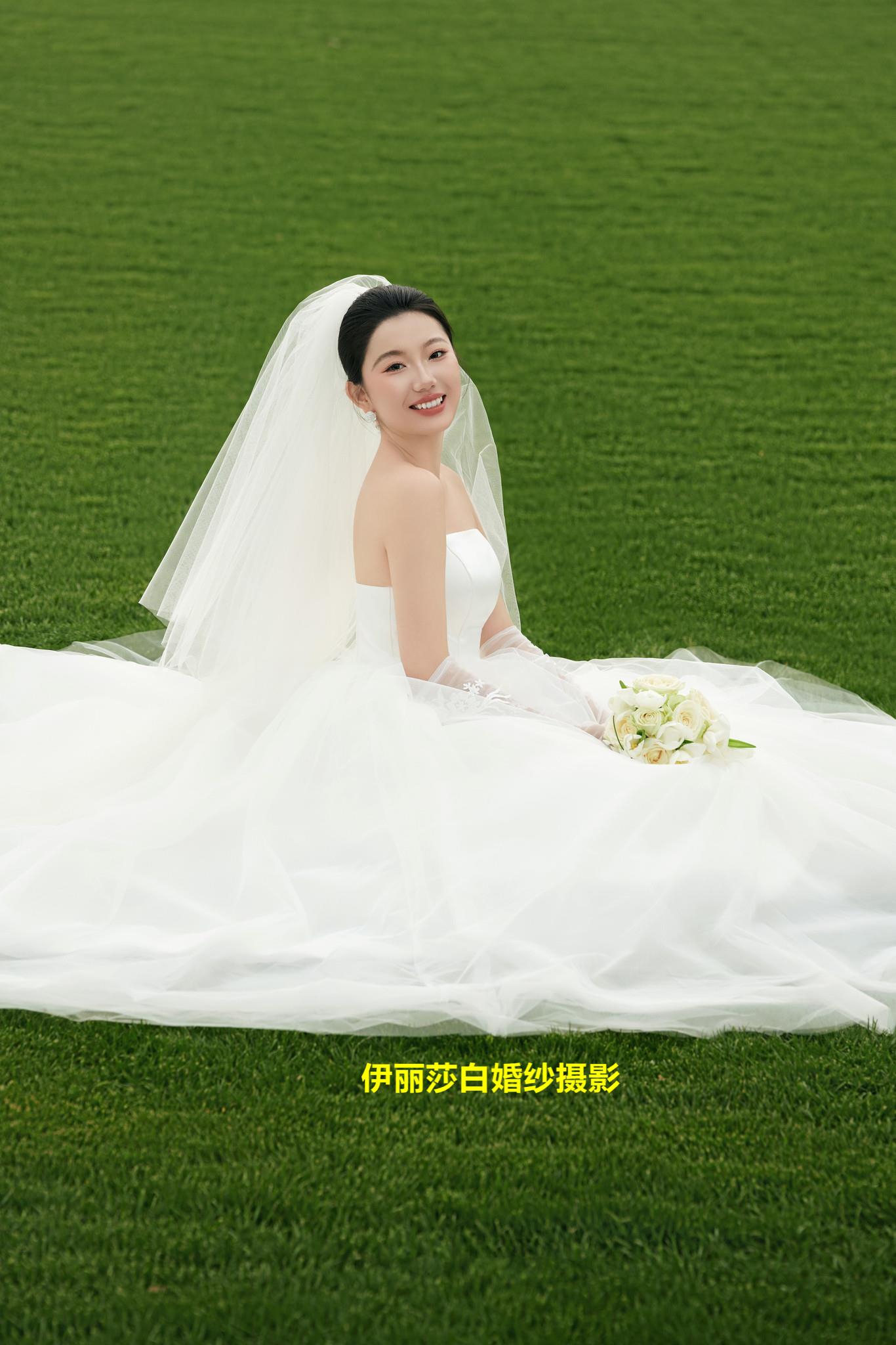 拍婚纱照3888套餐有跟妆+秀和+礼服 4699