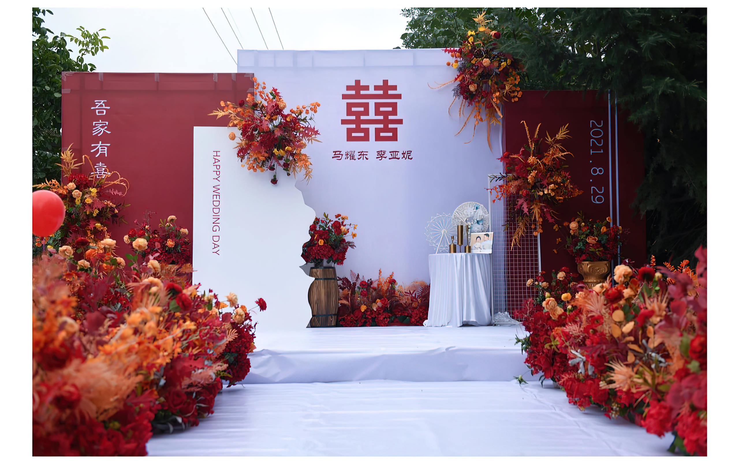这家专做户外婚礼  大红双喜