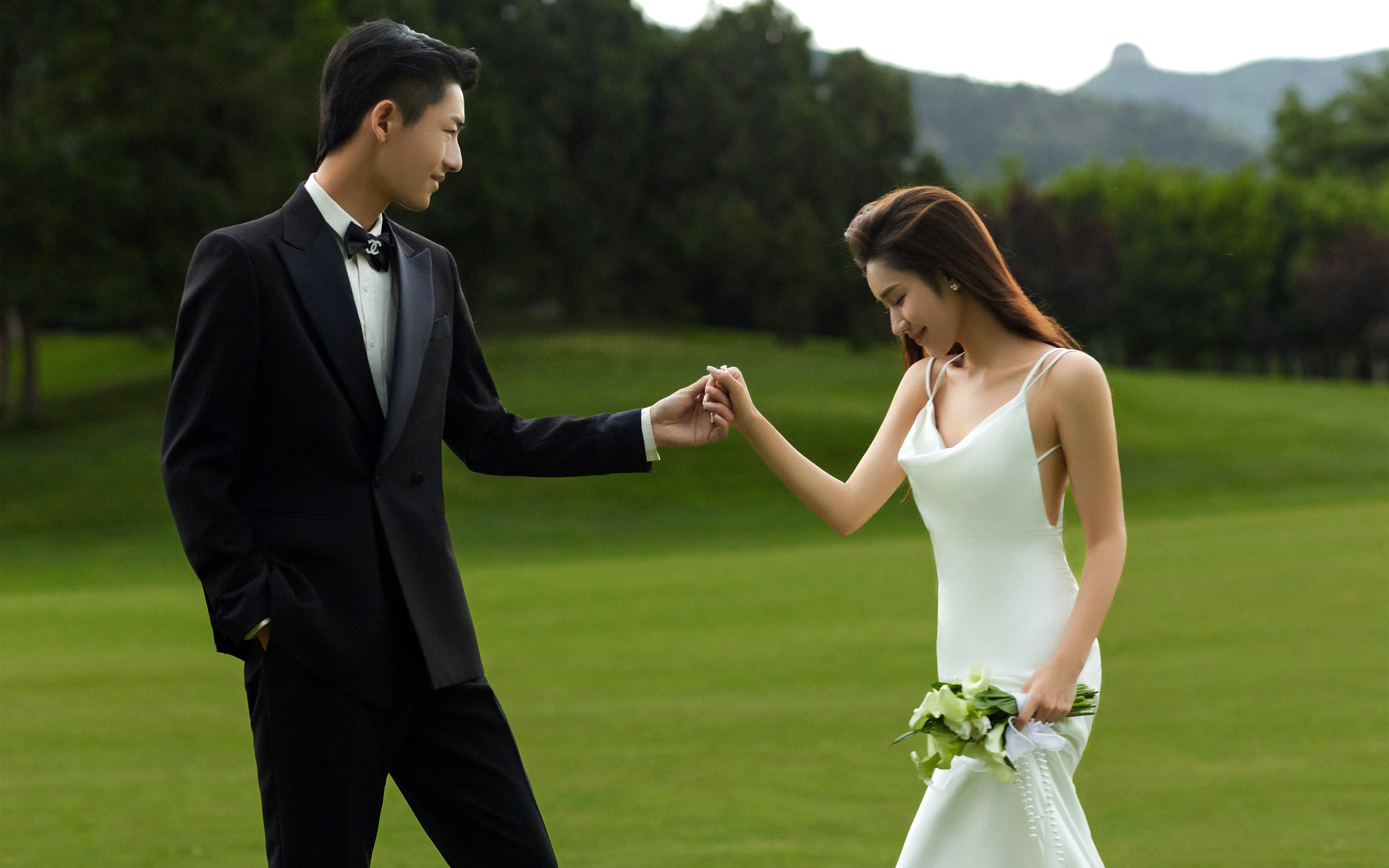 森系草坪婚纱照 与夏日的温柔撞了个满怀