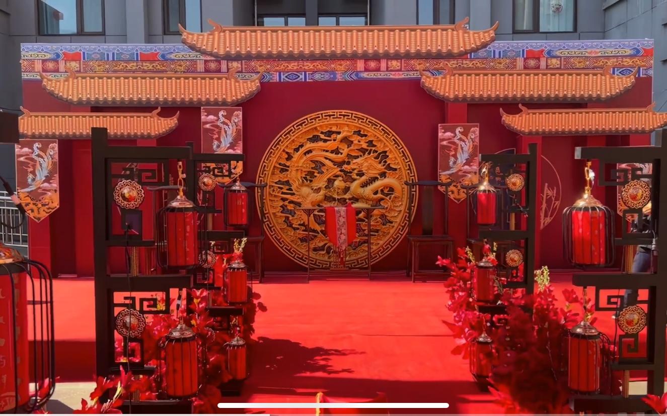 家門口的紅色系龍鳳婚禮布置